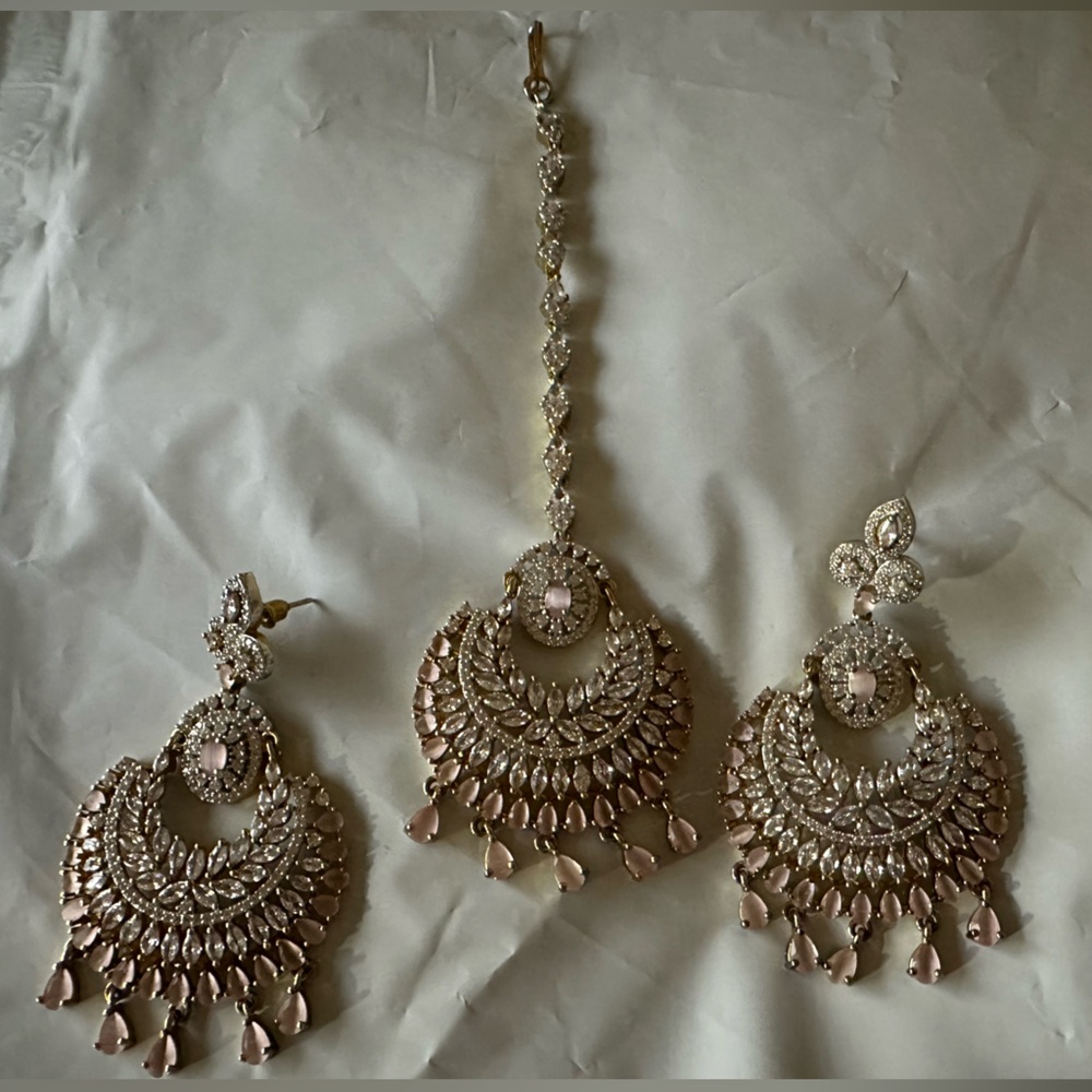 Elegant Gold and light Pink Jewelry Set. Comes with earrings and tikka.